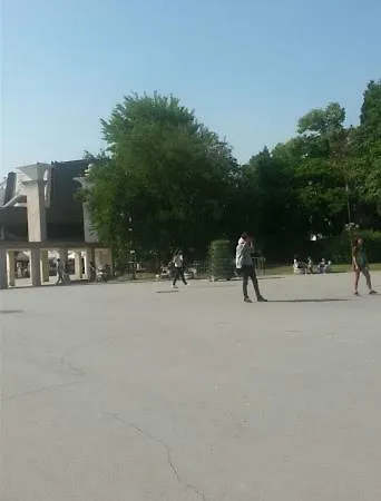 Отделнаголяма Стая На Партерен Этаж דירה וארנה